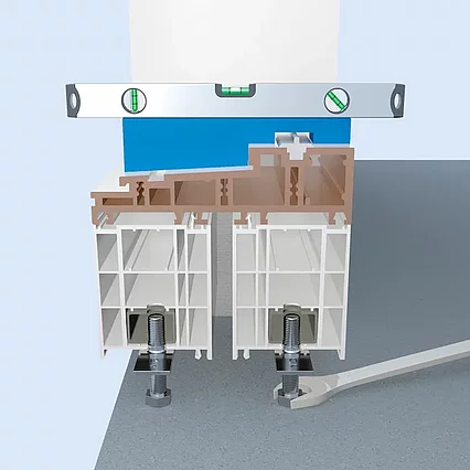 J-Verklotzung mit Wasserwaage